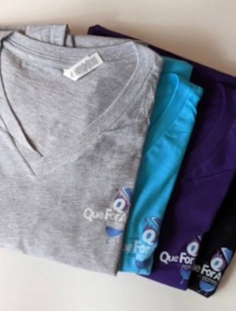 Que For A Cure V-Neck T-shirts