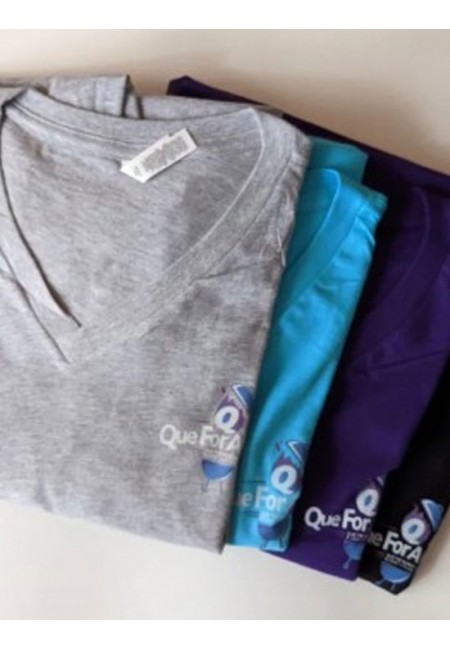 Que For A Cure V-Neck T-shirts